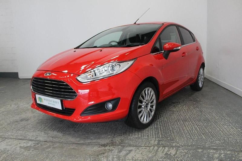 Used Ford Fiesta Titanium 105 HP (77 kW) 2014 Red Hatchback