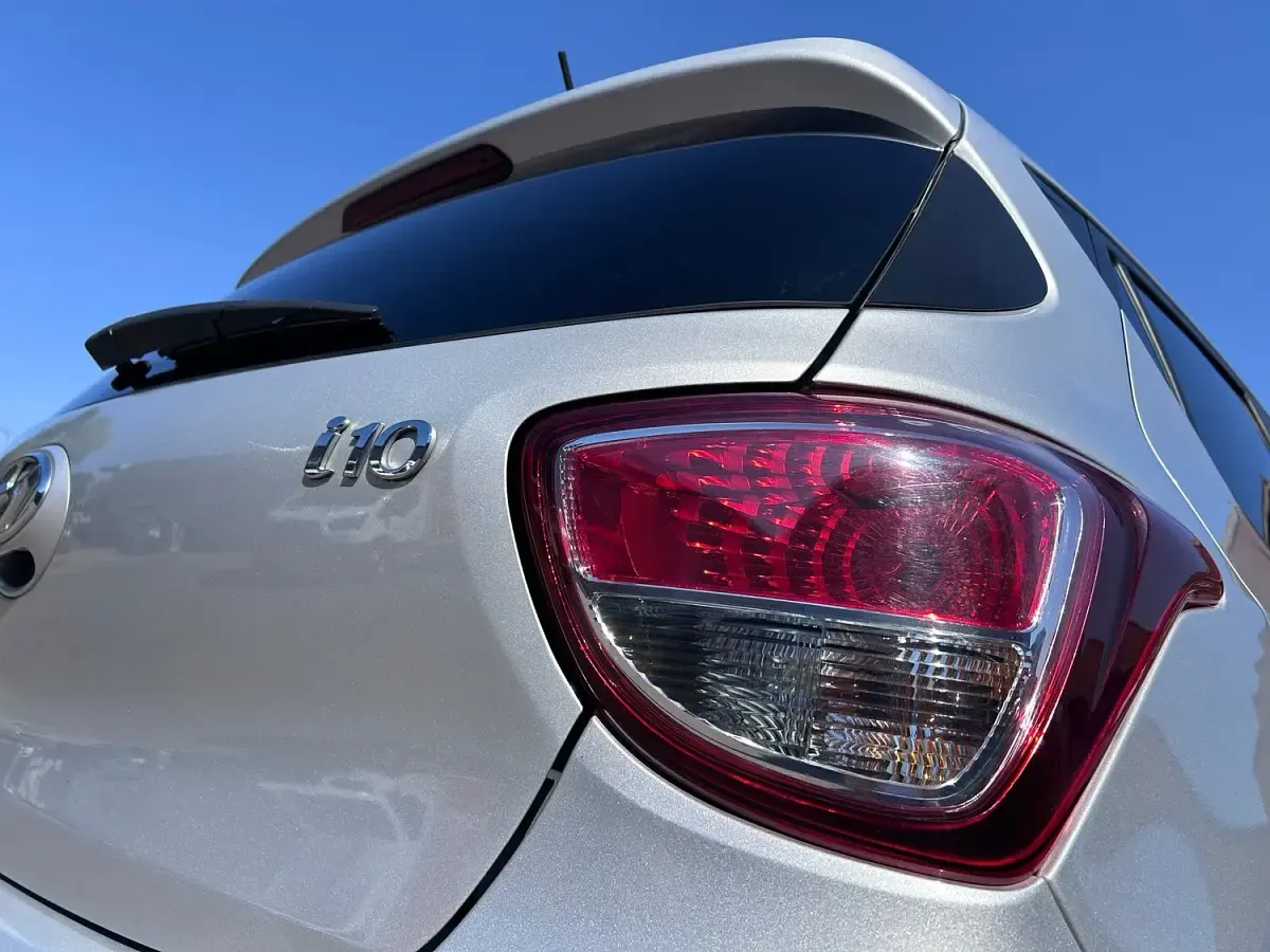 Used Hyundai i10 Premium 66 HP (48 kW) 2017 Silver Hatchback