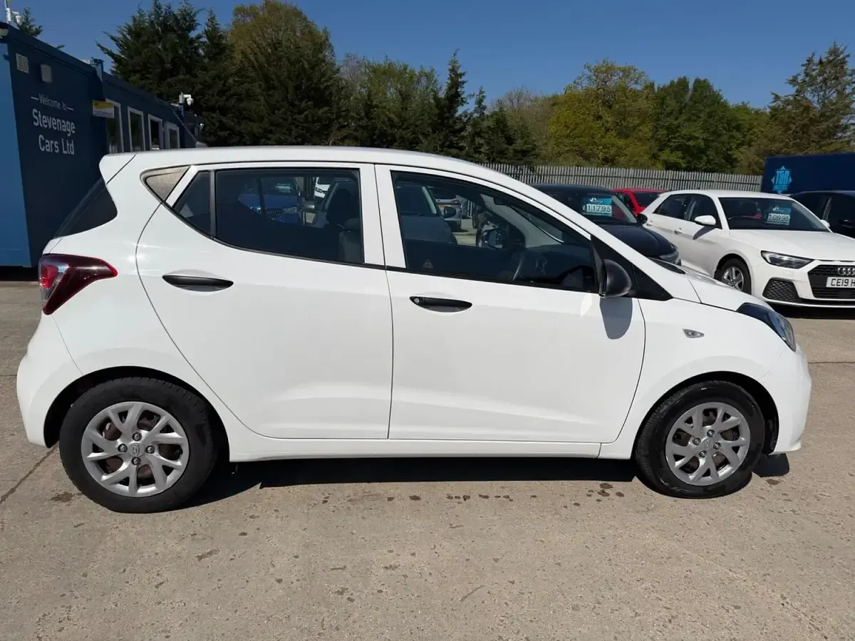 Used Hyundai i10 66 HP (48 kW) 2019 White Hatchback
