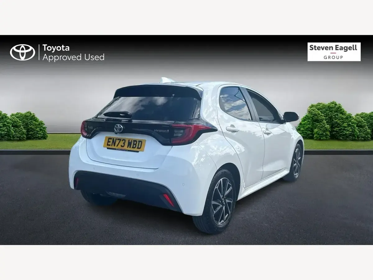 Used Toyota Yaris Design 116 HP (85 kW) 2024 White Hatchback