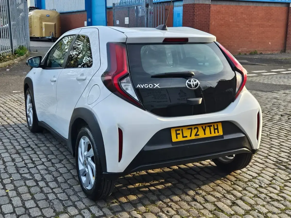 Used Toyota Aygo X PURE 72 HP (52 kW) 2022 White SUV