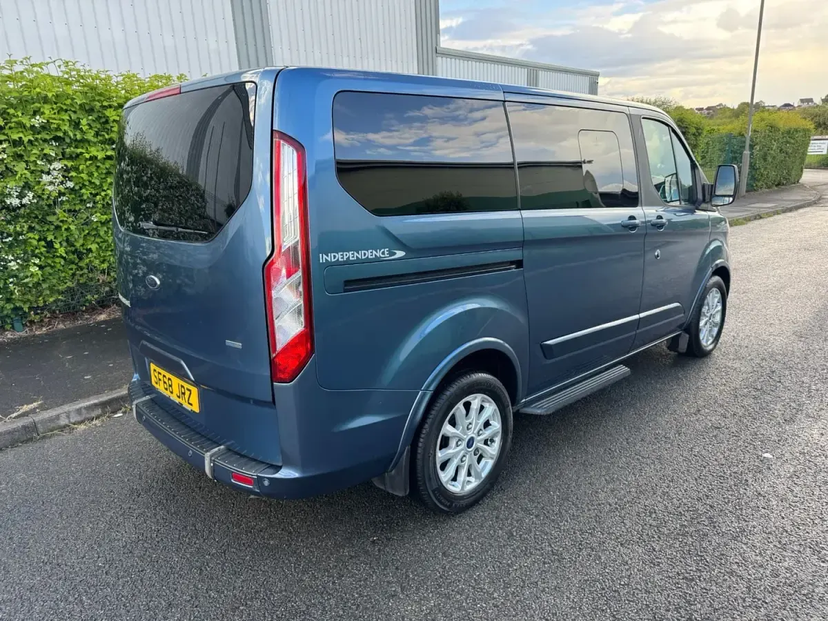 Usado Ford Tourneo Titanium 130 HP (95 kW) 2019 Azul Monovolume