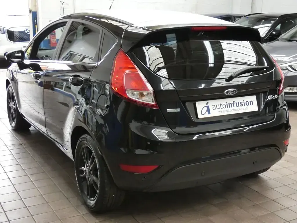 Usado Ford Fiesta Zetec 2016 Negro Utilitario