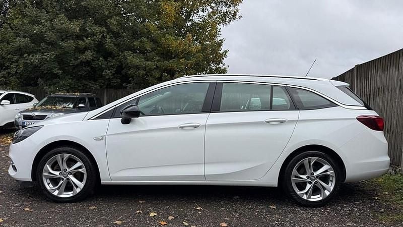Used Vauxhall Astra SRi 122 HP (89 kW) 2021 White Estate