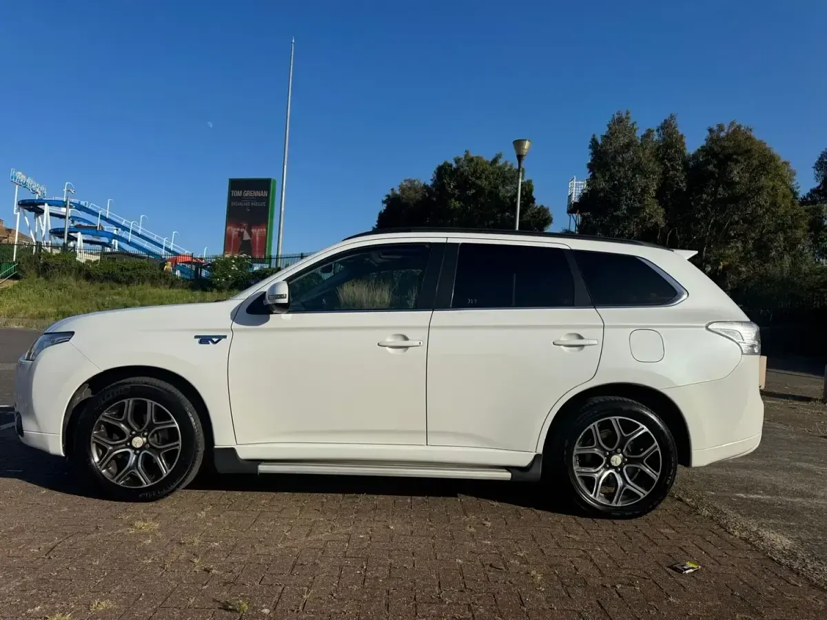 Used Mitsubishi Outlander P-HEV 2015 White Estate