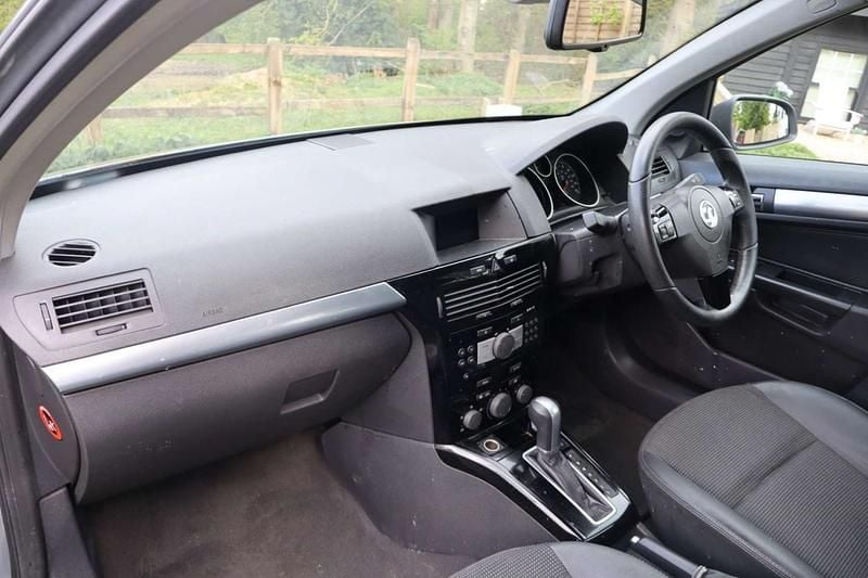 Used Vauxhall Astra Design Edition 2008 Silver Hatchback