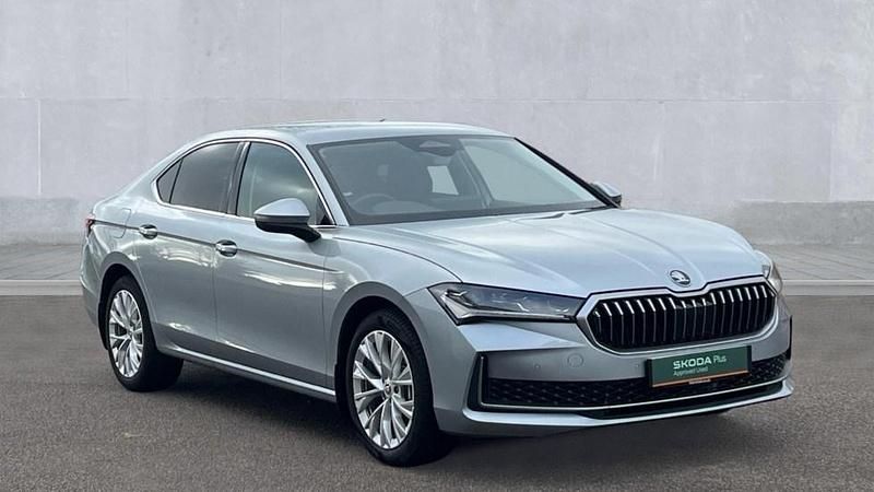 Pebble silver metallic Used 2025 Skoda Superb SE L Hatchback | £30,700 (Fair price) - Image 1/4