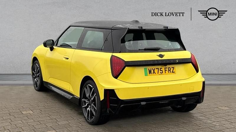 Usado Mini Cooper SE Hatch 158 kW (215 CV) 2025 Amarillo Utilitario