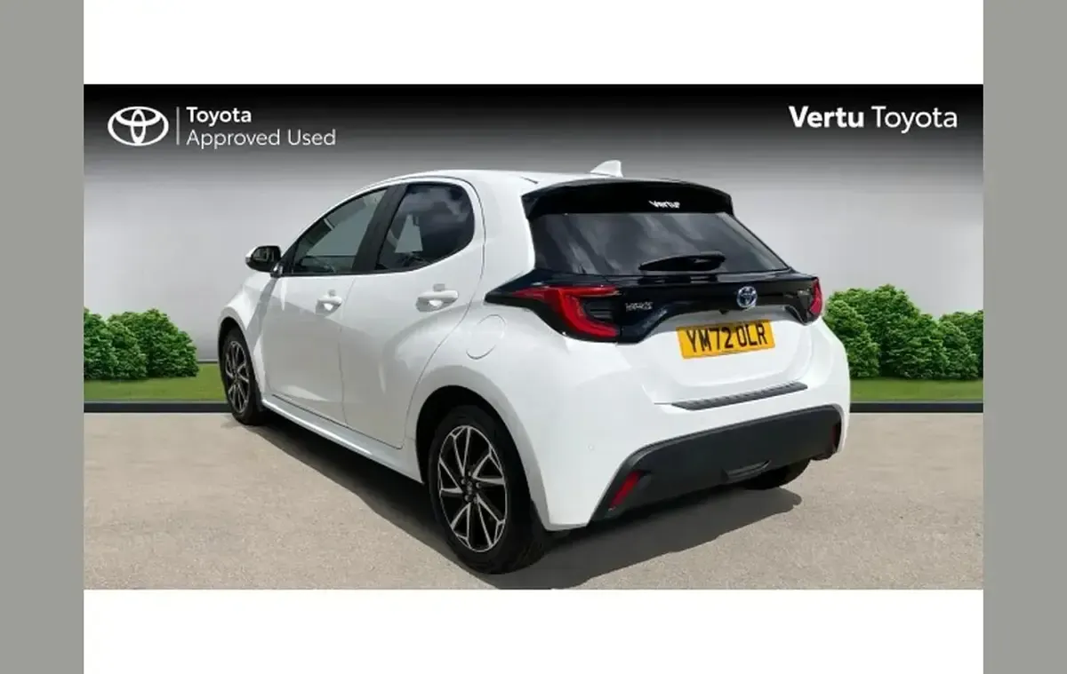 Used Toyota Yaris Design 113 HP (83 kW) 2023 White Hatchback