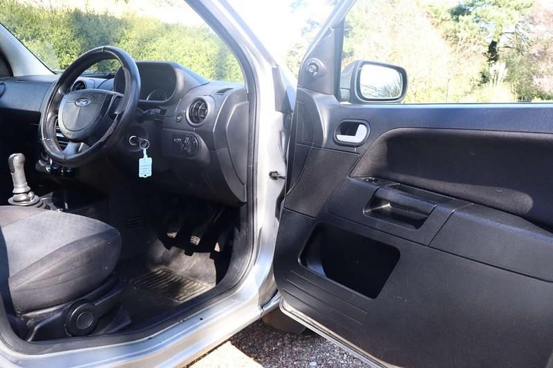 Used Ford Fusion 80 HP (58 kW) 2004 Silver Hatchback