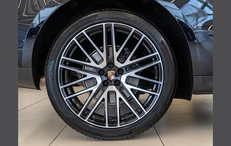Used Porsche Macan 261 HP (191 kW) 2025 Black SUV