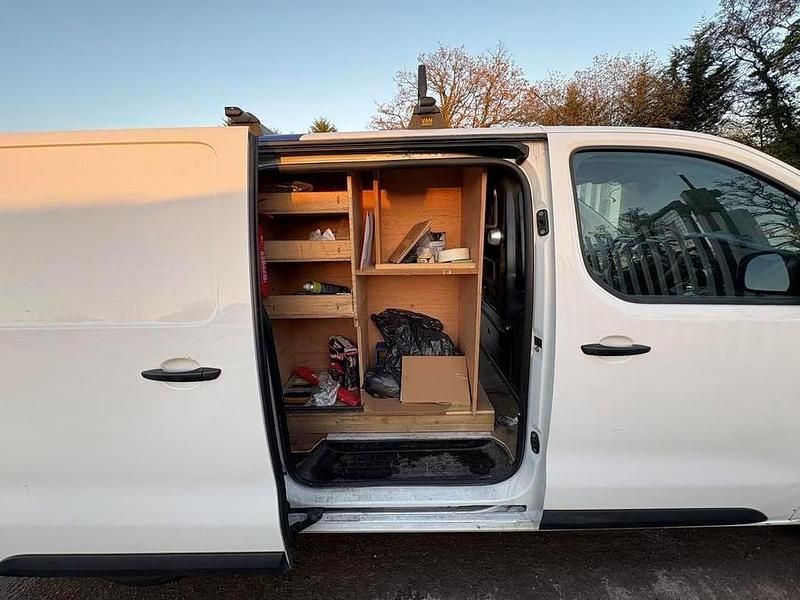 Used Vauxhall Vivaro S 145 HP (106 kW) 2022 White MPV