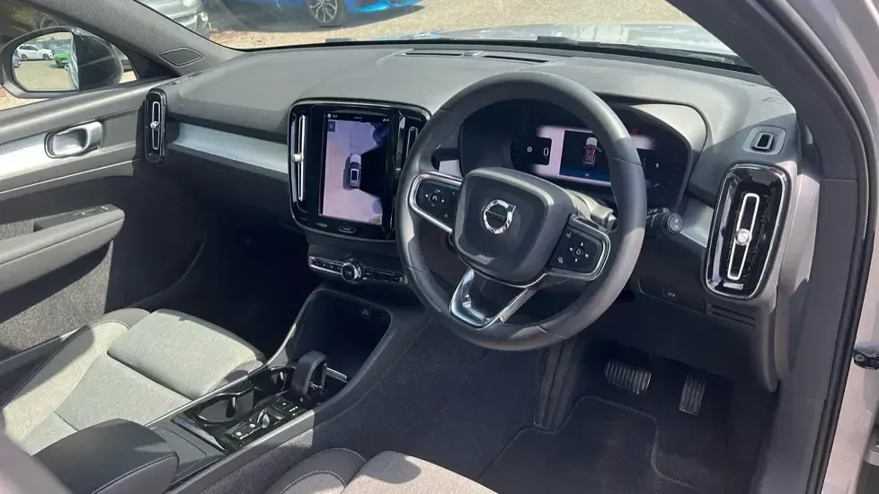 Usado Volvo XC40 Plus 163 CV (119 kW) 2023 Plateado SUV