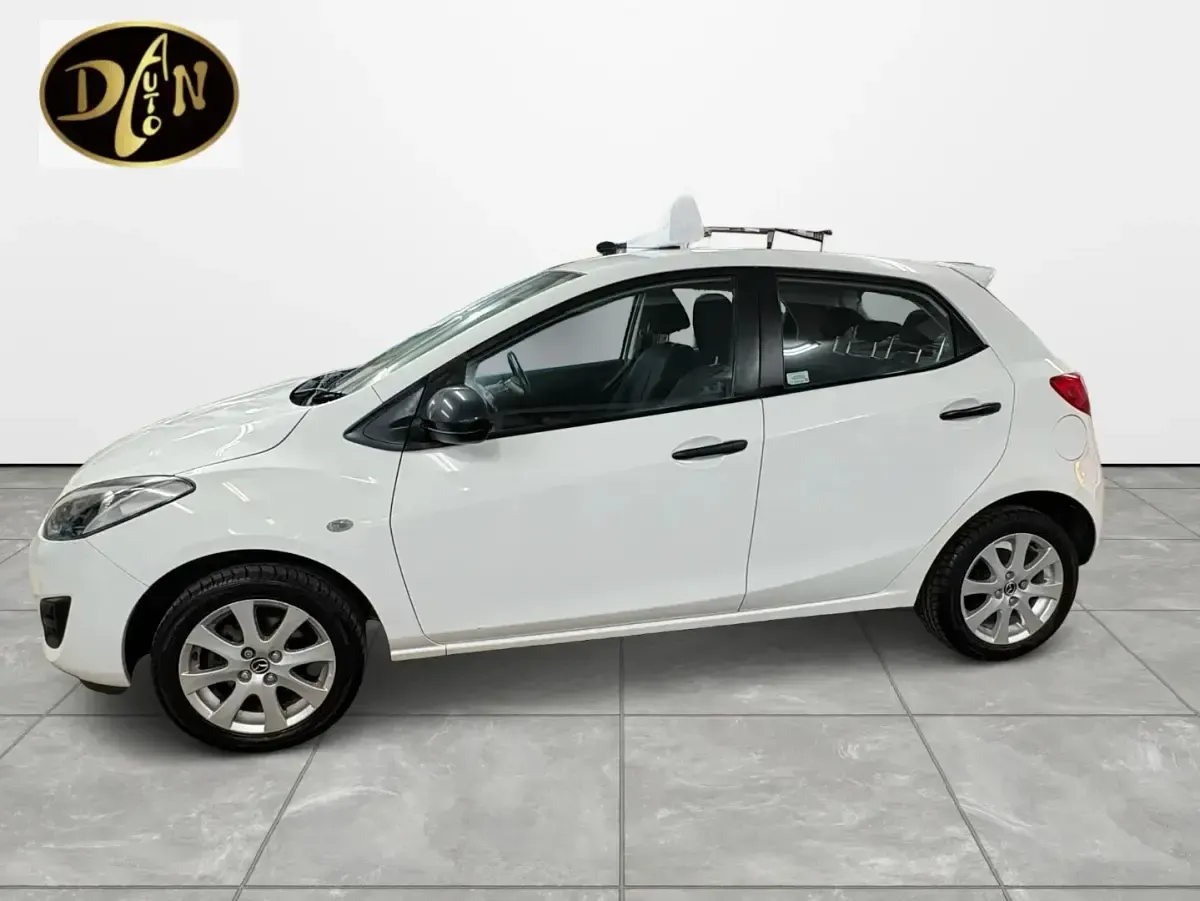 Used Mazda 2 84 HP (61 kW) 2014 White Hatchback