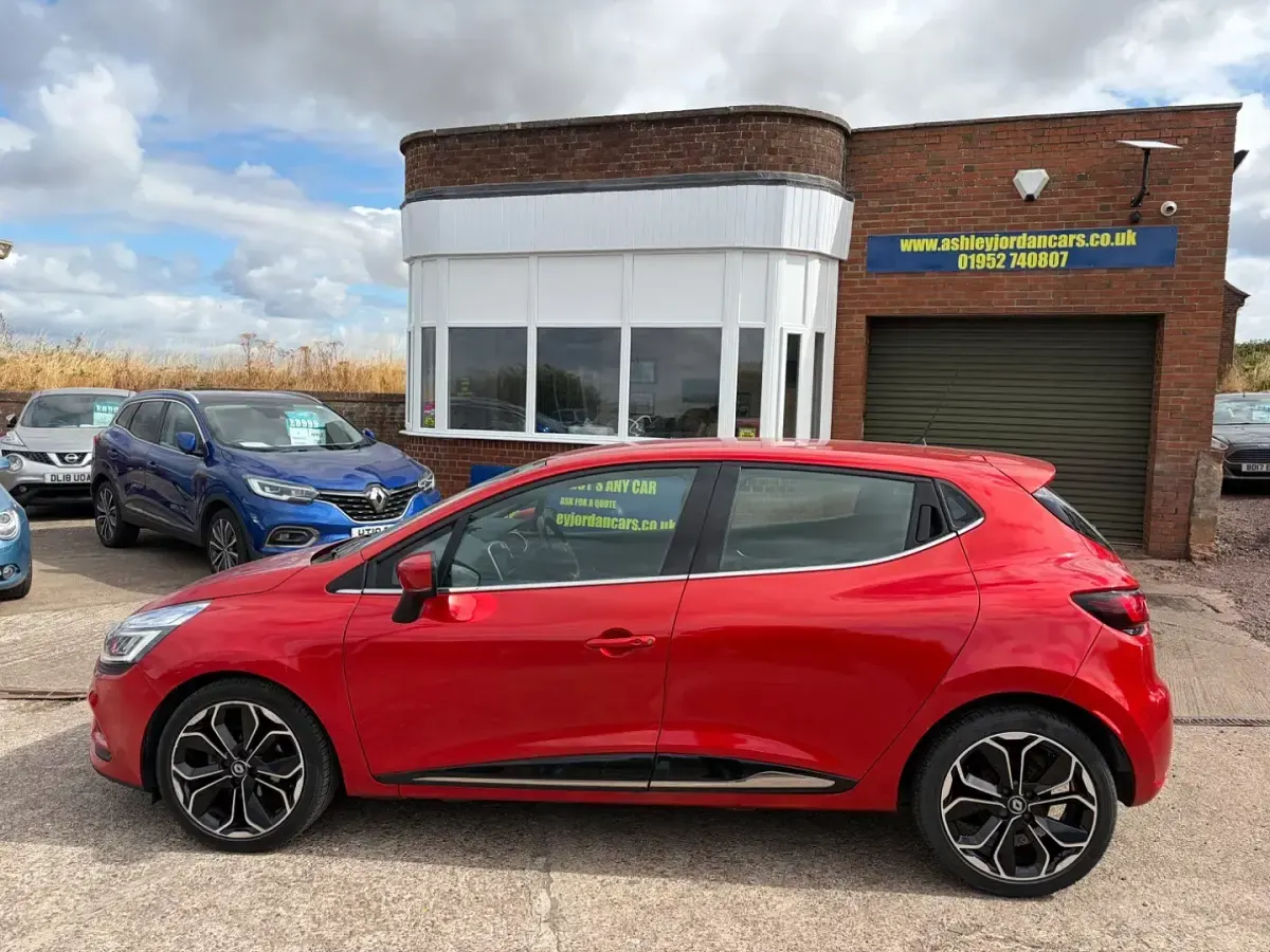 Used Renault Clio Dynamique 90 HP (66 kW) 2017 Red Hatchback