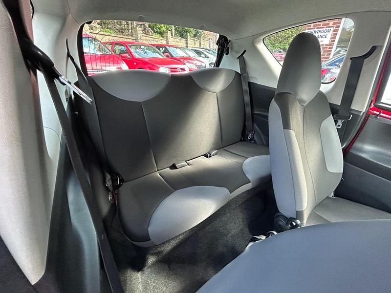 Used Peugeot 107 Access 68 HP (50 kW) 2012 Bright red Hatchback