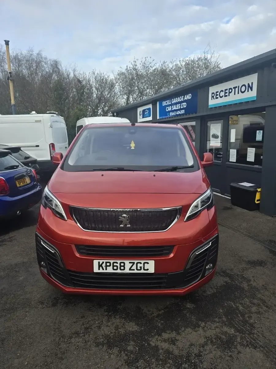Begagnad Peugeot Traveller Allure 180 HK (132 kW) 2018 Röd Minibuss