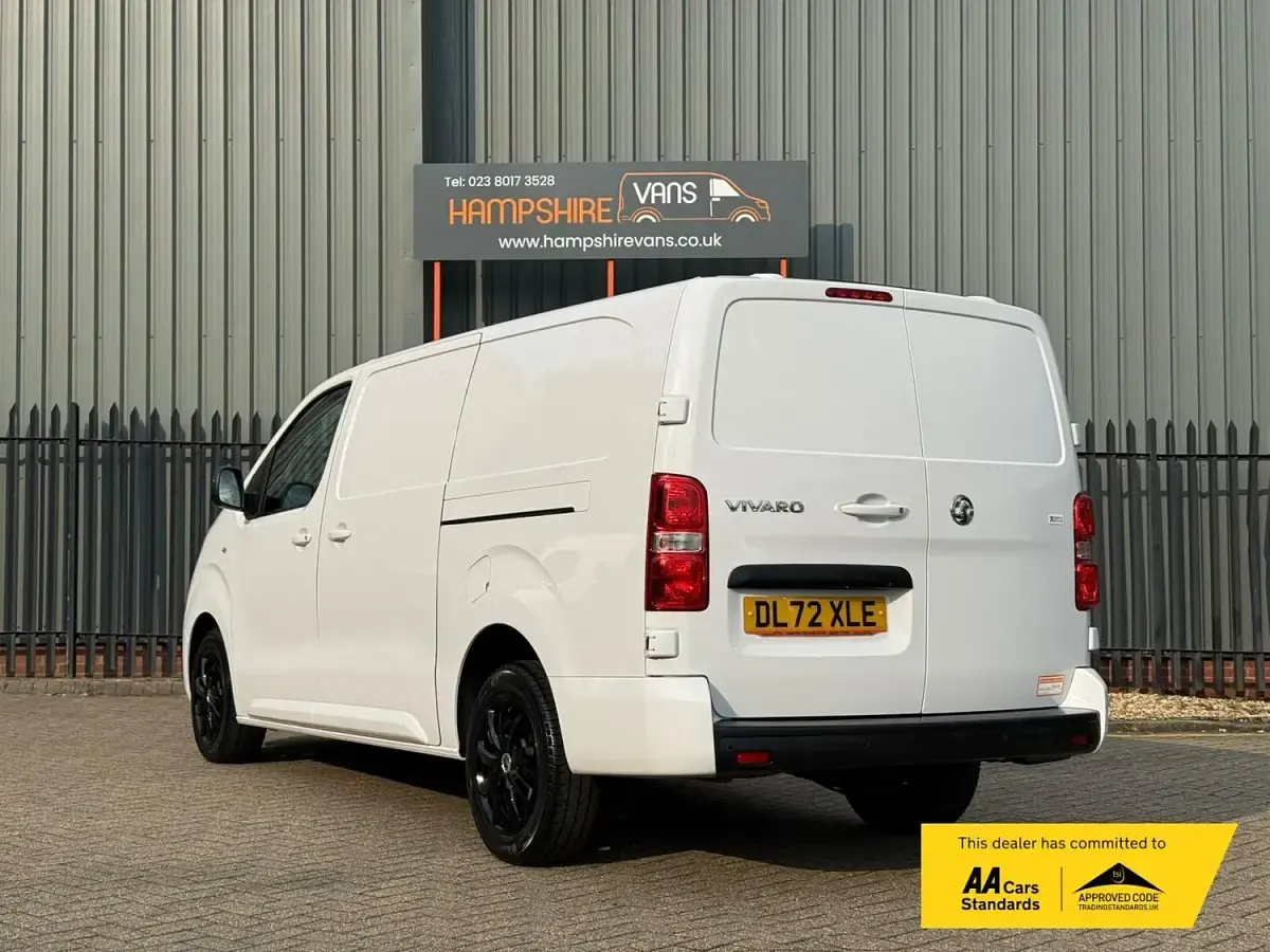 Usado Vauxhall Vivaro S 145 HP (106 kW) 2023 Branco Monovolume
