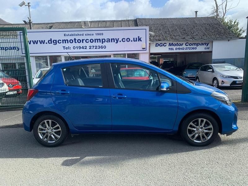 Used Toyota Yaris Multidrive S 99 HP (72 kW) 2014 Blue Hatchback
