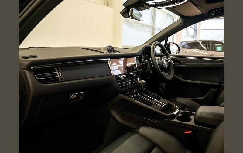 Used Porsche Macan 261 HP (191 kW) 2025 Black SUV