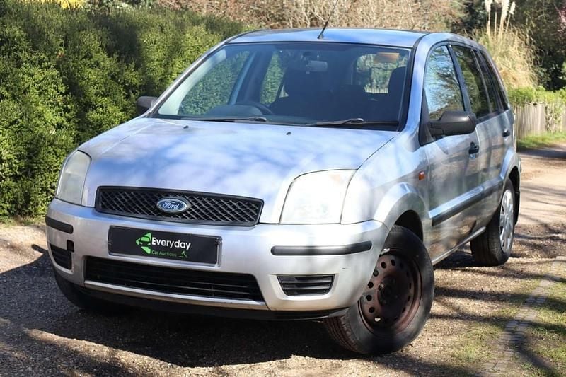 Used Ford Fusion 80 HP (58 kW) 2004 Silver Hatchback