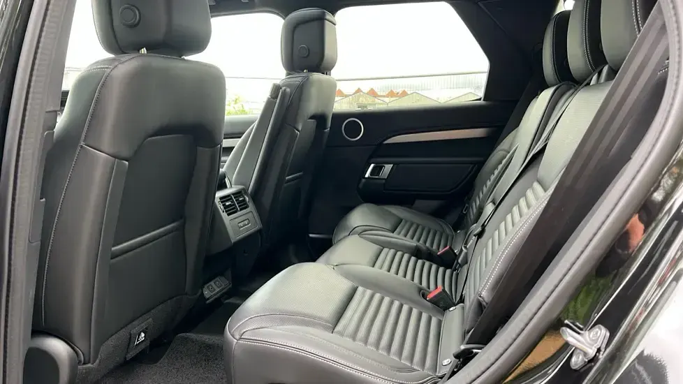 New Land Rover Discovery SE Dynamic 350 HP (257 kW) 2026 Santorini black SUV