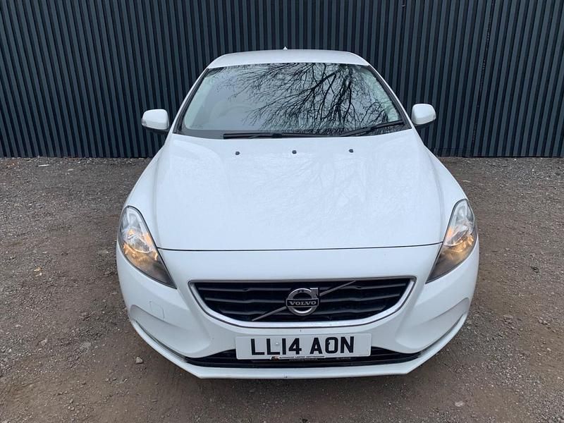 Used Volvo V40 115 HP (84 kW) 2014 White Hatchback