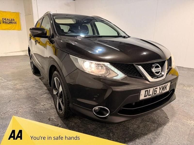 Black Used 2016 Nissan Qashqai N-Connecta SUV | £8,790 (Good price) - Image 1/3