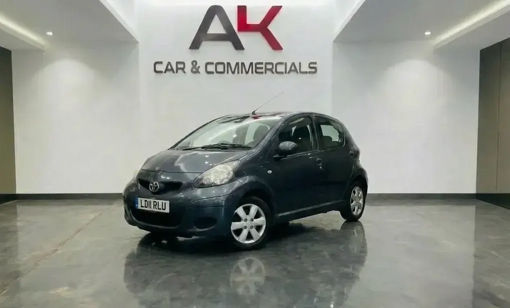 Usado Toyota Aygo 67 CV (49 kW) 2011 Gris Utilitario
