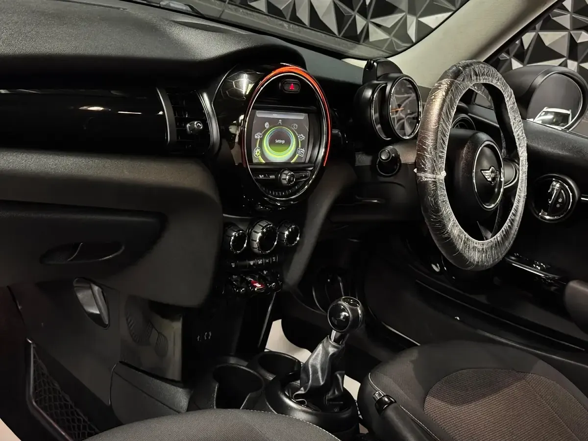 Used Mini ONE Hatch 102 HP (75 kW) 2015 White Hatchback