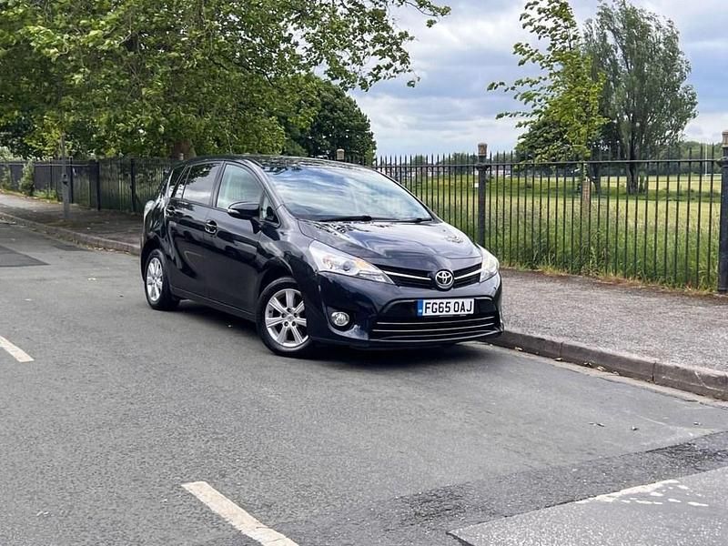 Used Toyota Verso 112 HP (82 kW) 2015 Grey MPV