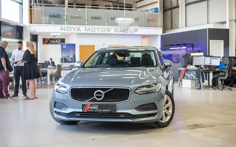 Used Volvo S90 Momentum 190 HP (139 kW) 2018 Blue Sedan