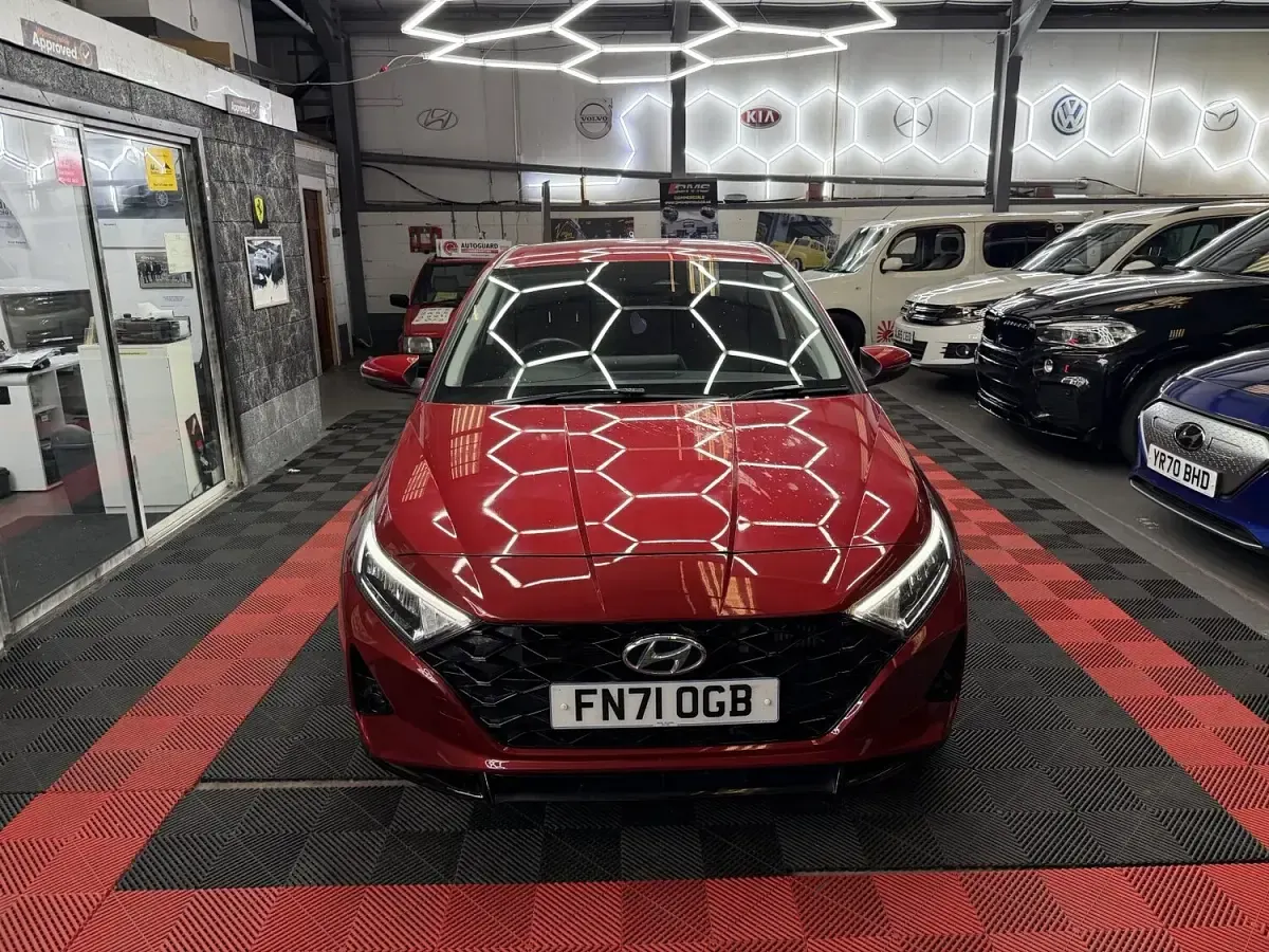 Used Hyundai i20 Premium 100 HP (73 kW) 2021 Red Hatchback
