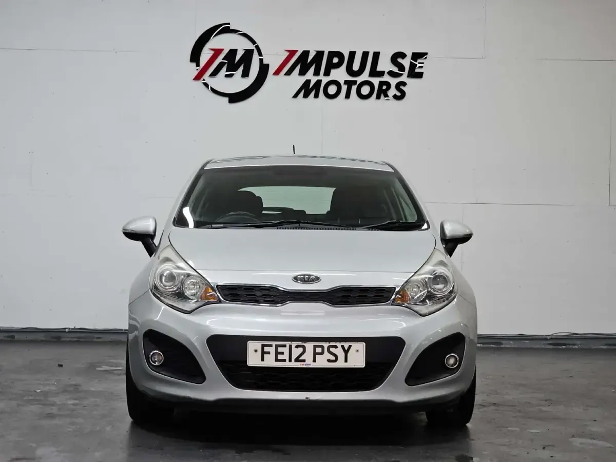 Używany Kia Rio 107 KM (78 kW) 2012 Srebrny Hatchback
