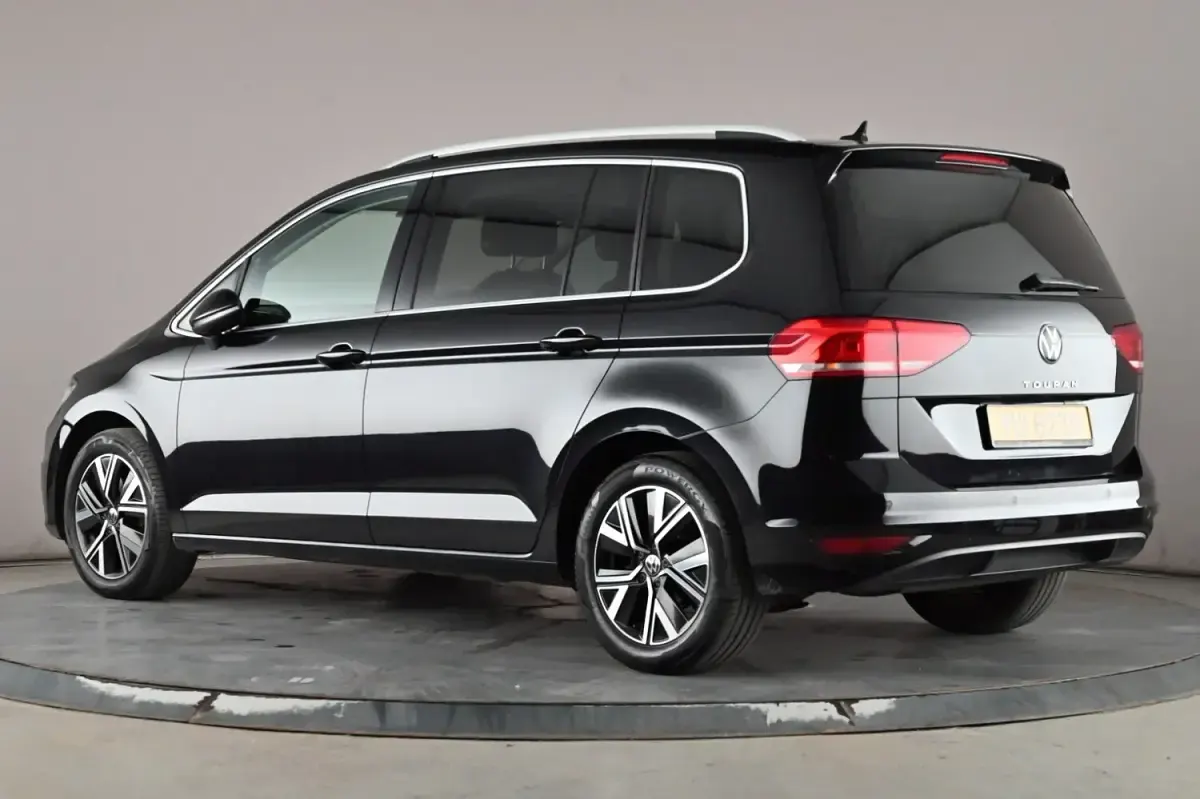 Used VW Touran SEL 150 HP (110 kW) 2022 Black MPV