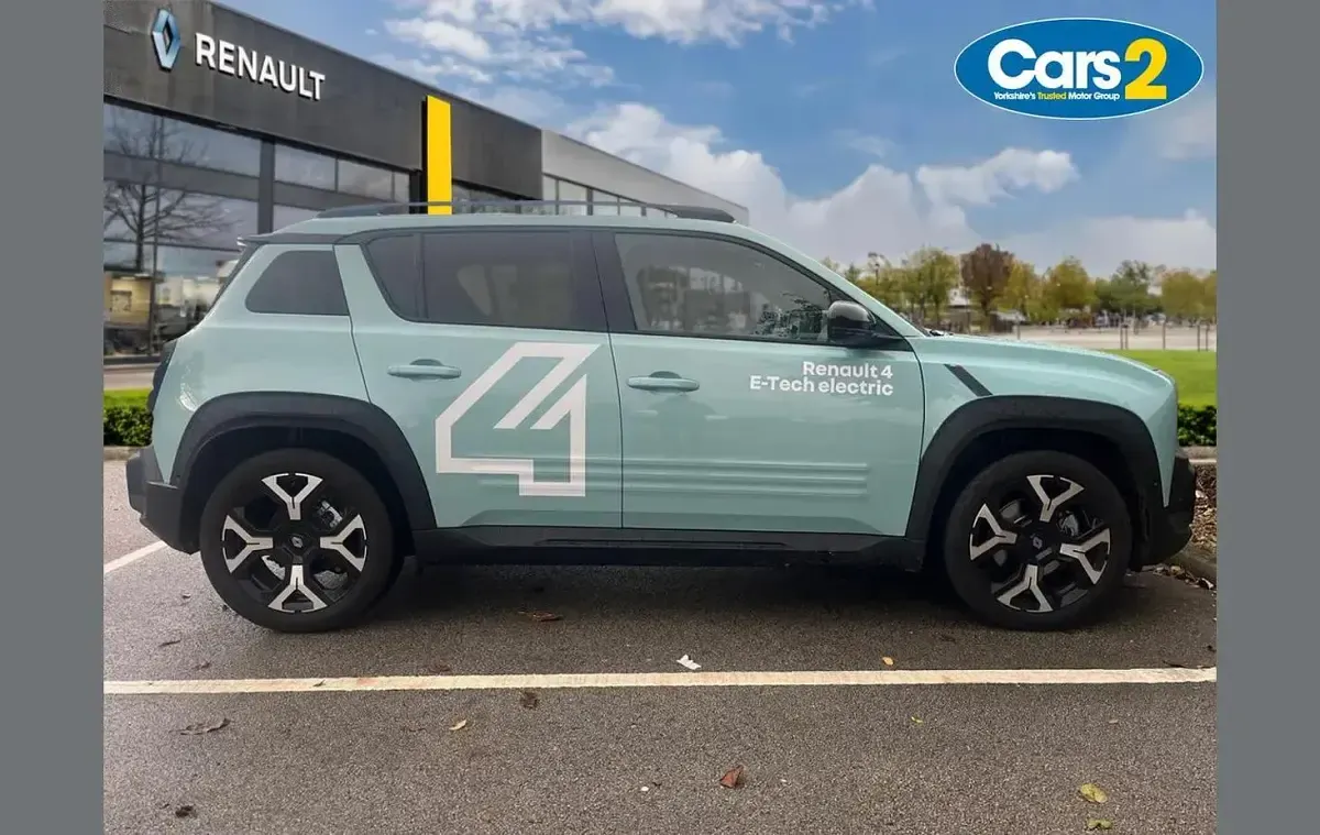 Used Renault R4 Komfort 110 kW (150 HP) 2025 Green SUV