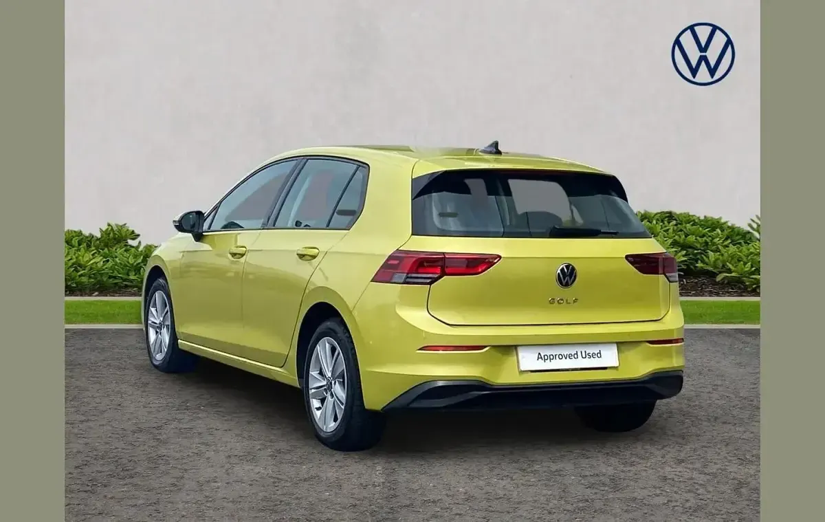 Used VW Golf VIII Life 128 HP (94 kW) 2020 Yellow Hatchback