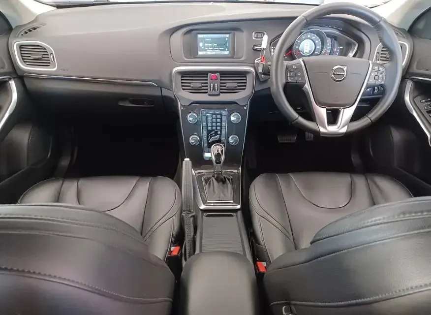 Used Volvo V40 Momentum 121 HP (88 kW) 2018 Hatchback