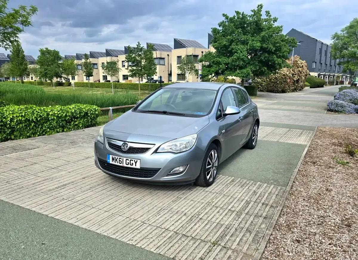 Second-hand Vauxhall Astra 2011 Argintiu Hatchback