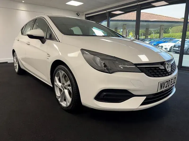 Used Vauxhall Astra SRi 145 HP (106 kW) 2020 White Hatchback