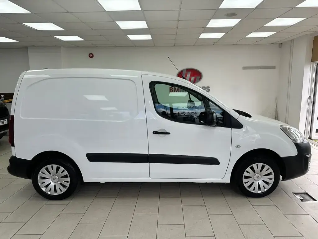 Used Citroën Berlingo 75 HP (55 kW) 2017 White MPV