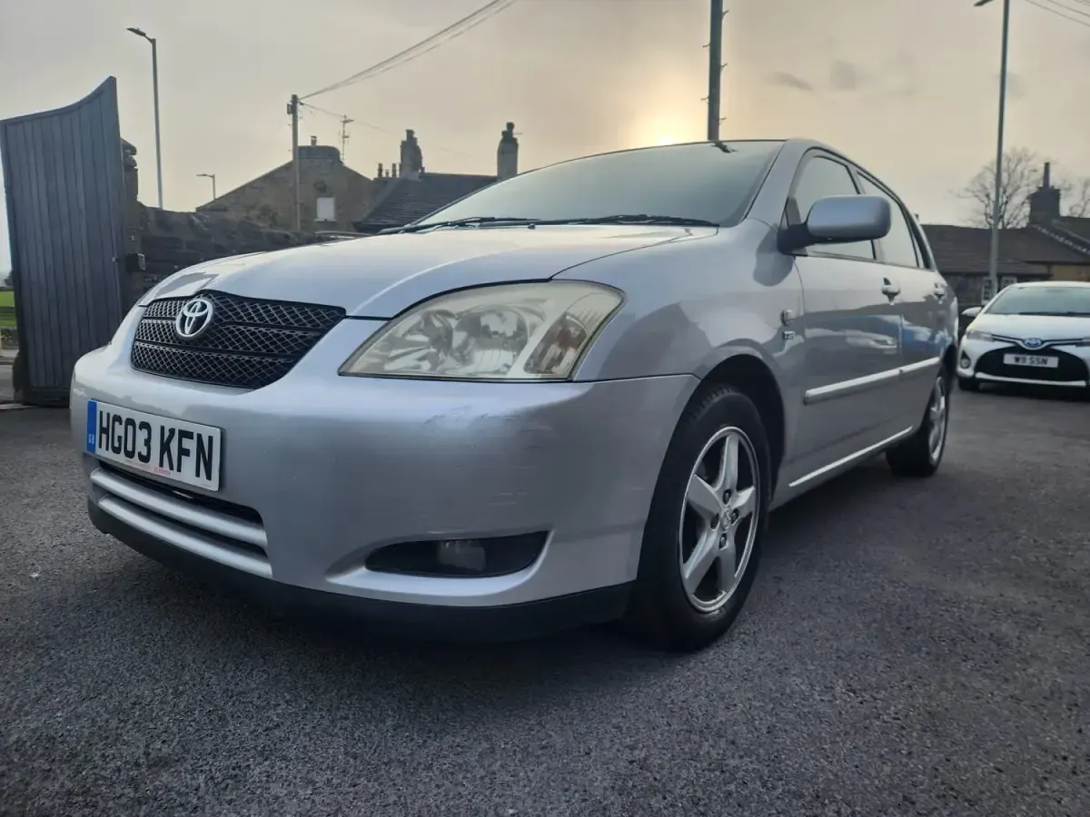 Usado Toyota Corolla T3 110 HP (80 kW) 2003 Prateado Citadino