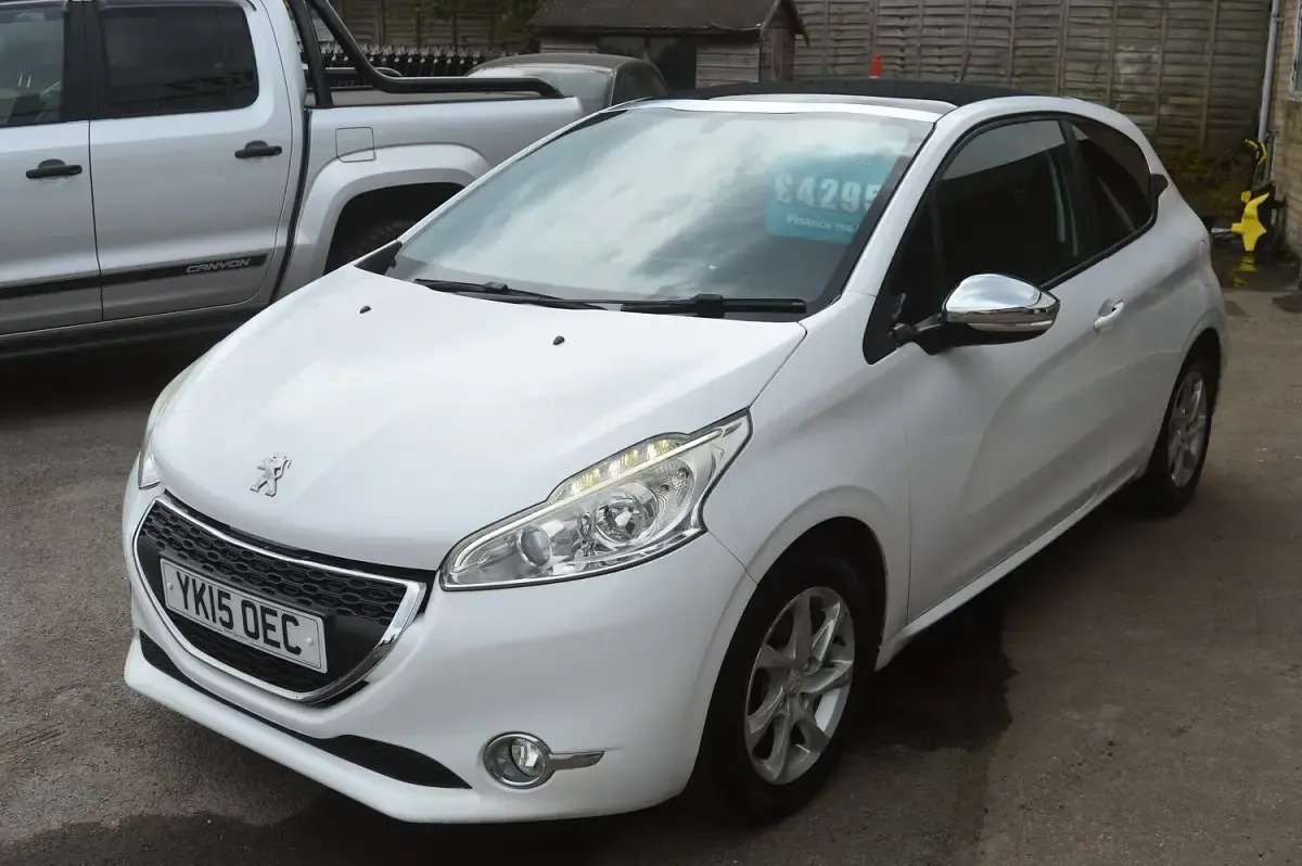 Used Peugeot 208 Style 82 HP (60 kW) 2015 White Hatchback
