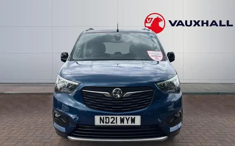 Second-hand Vauxhall Combo Elite 131 CP (96 kW) 2021 Albastru Monovolum