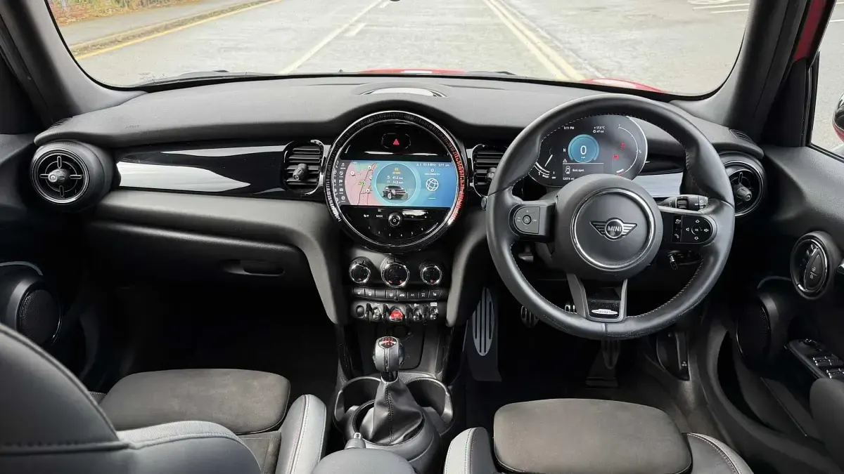 Used Mini Cooper Hatch 134 HP (98 kW) 2022 Red Hatchback