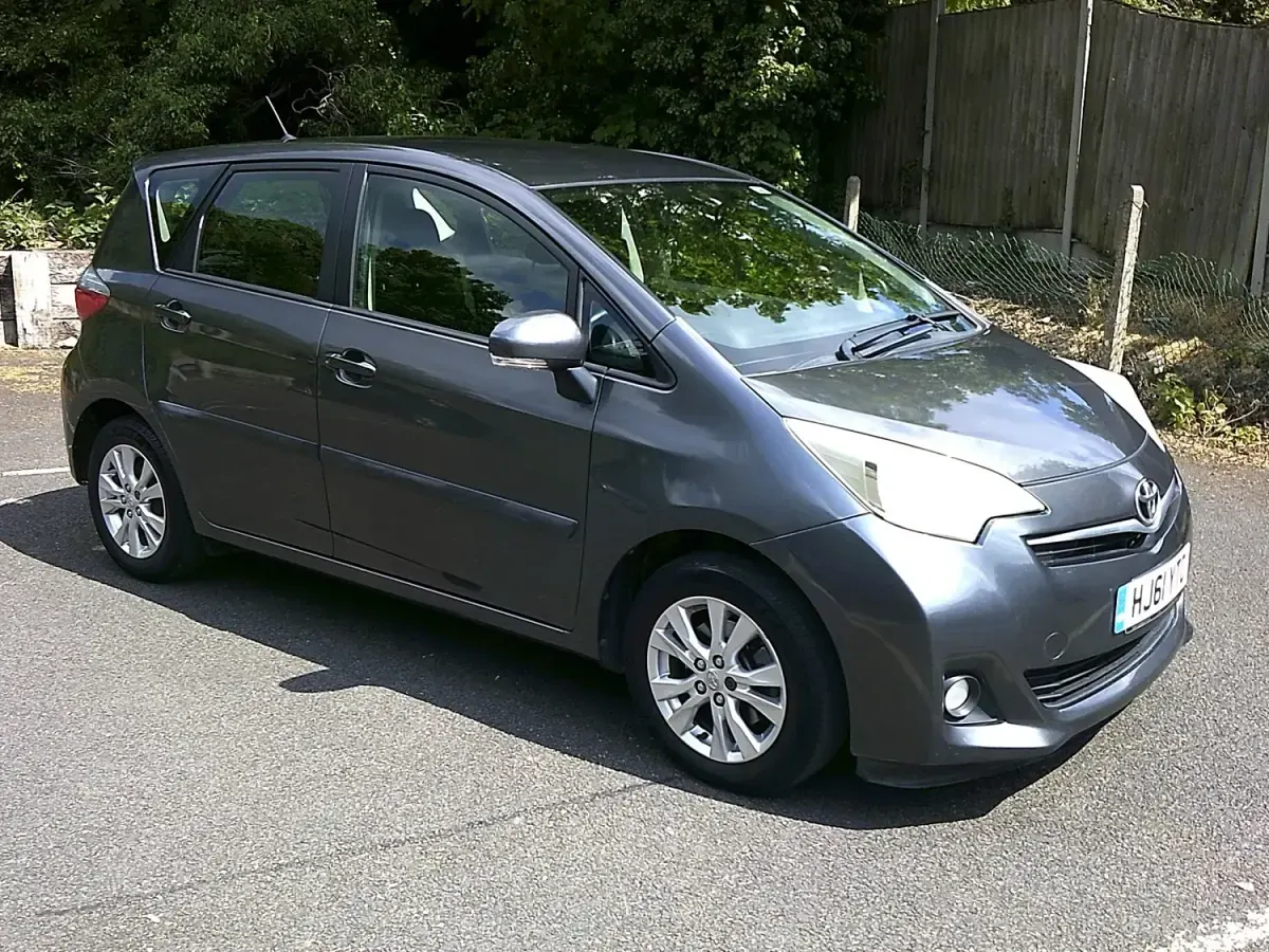 Usado Toyota Verso Multidrive S 98 HP (72 kW) 2011 Cinzento Monovolume