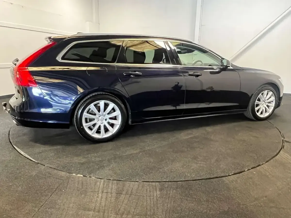 Used Volvo V90 Momentum 2019 Blue Estate