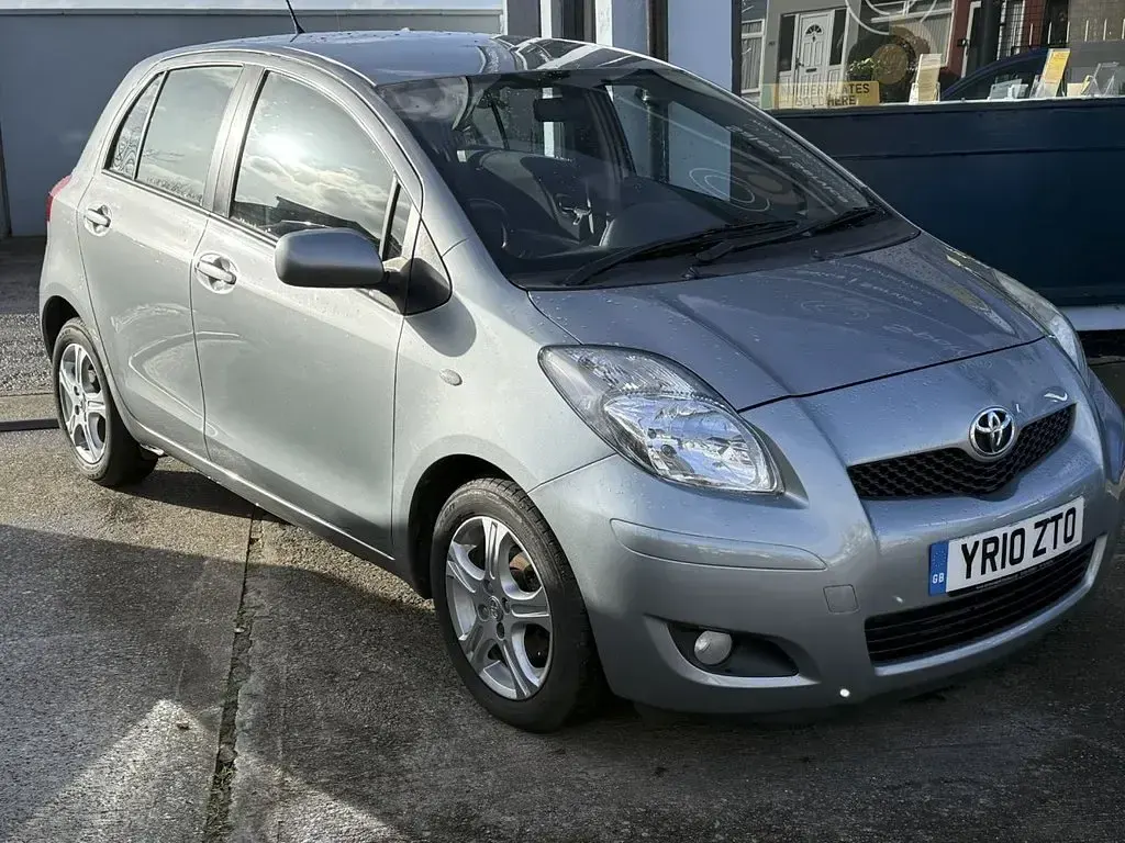 Used Toyota Yaris 101 HP (74 kW) 2010 Silver Hatchback