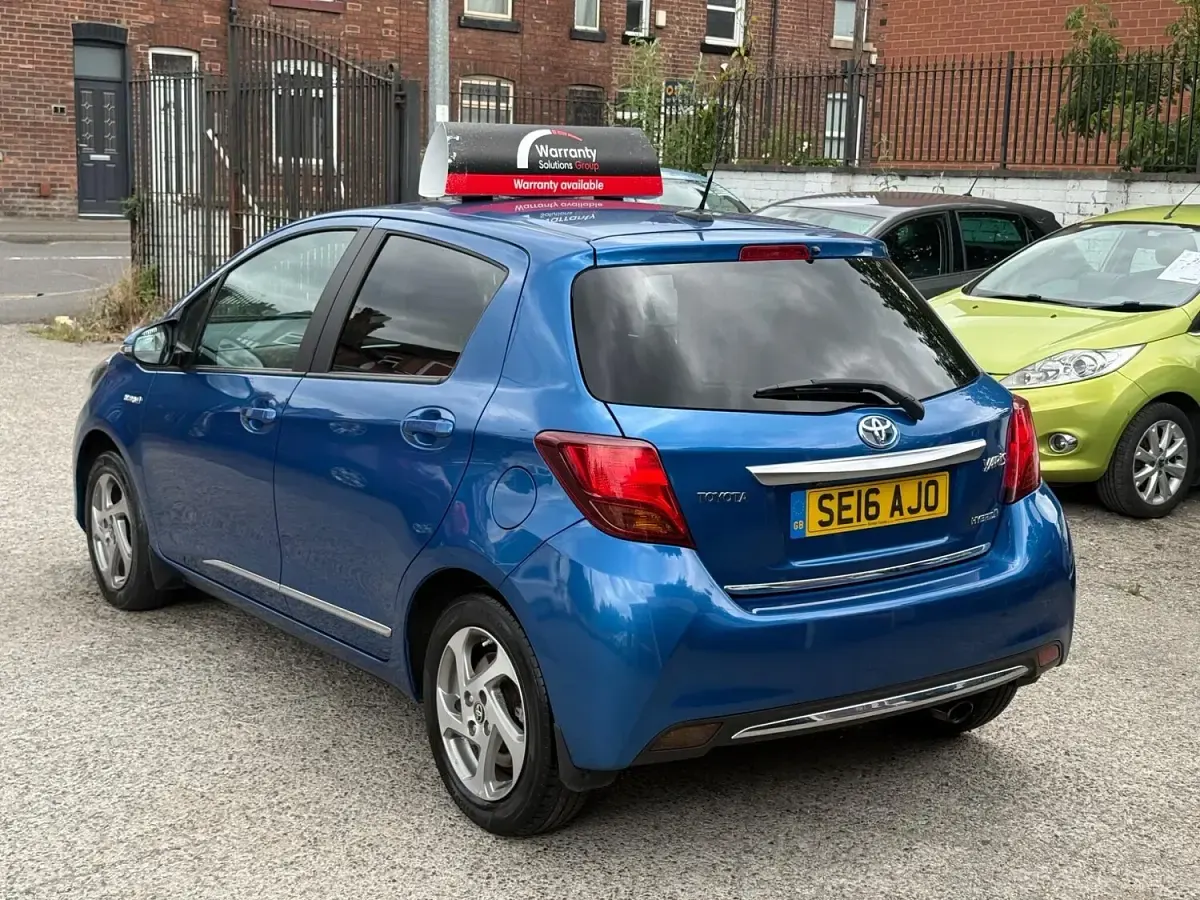 Used Toyota Yaris 100 HP (73 kW) 2016 Blue Hatchback