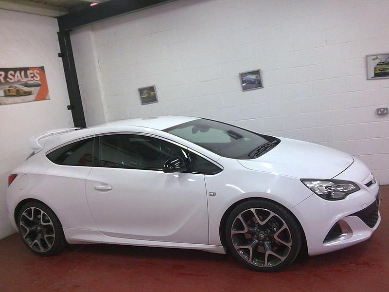 Used Vauxhall Astra GTC 280 HP (205 kW) 2015 White Hatchback